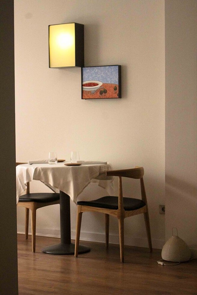 Mesas y cuadros del Mon Restaurant